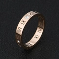 Anello in acciaio al titanio oro rosa con numeri romani e cristalli scintillanti - US 6 / Oro rosa