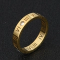 Macro di anello in titanio placcato oro 18K con numeri romani e zircone incastonato - US 5 / Oro
