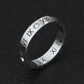 Macro dell'anello in acciaio al titanio argento con numeri romani e cristalli di zircone - US 6 / Color Acciaio
