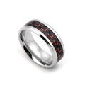 Détail de la bague homme en acier titane avec fibre de carbone noire et accents rouges - Fibre de Carbone Argent Rouge