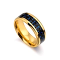 Dettaglio anello in titanio dorato con intarsio in fibra di carbonio blu e nero - US 7 / Oro Blu Fibra di Carbonio