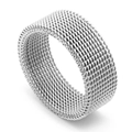 Detailaufnahme der feinen silbernen Metallgitterstruktur eines flexiblen Stahlrings - US 7 / Stahlfarbe