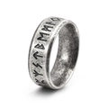 Detailansicht eines Wikinger-Rings aus Edelstahl mit gravierten Runen-Symbolen - US 7 / Antiksilber