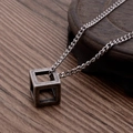 Collier pendentif cube creux rétro en acier titane industriel vintage sur bois - Pendentif Seul (Sans Chaîne) / Argent Antique