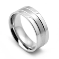 Anillo minimalista de acero inoxidable mate con ranuras paralelas y bordes pulidos para hombre - Plateado / US 7