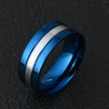 Dettaglio di un anello in acciaio al titanio blu opaco con fascia centrale in argento spazzolato - US 6 / Argento Blu