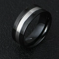 Dettaglio macro dell'anello bicolore in acciaio al titanio argento e nero su sfondo materico - US 6 / Bicolore Nero