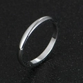 Dettaglio macro dell'anello lucido da 2mm in acciaio inossidabile con effetto specchio - US 5 / Argento