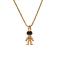 Détail du pendentif astronaute avec visière en émail noir et chaîne à mailles dorées - Pendentif Seul Or Petit