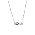 Collier LOVE en argent avec pendentif pierre de projection et chaîne fine sur fond blanc - Argenté