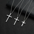 Collar de cruz de acero inoxidable pulido en tres tamaños sobre fondo de cuero negro - Pequeño (Solo Colgante)