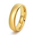 Vista detallada de un anillo de tungsteno dorado pulido con acabado espejo y superficie curva - US 5 / 6mm / Dorado