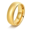 Primer plano detallado de un anillo de tungsteno dorado pulido con diseño minimalista - US 5 / 8mm / Dorado