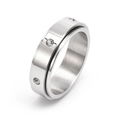Dettaglio anello girevole argento con fascia rotante e tre pietre di zircone trasparente - US 5 / Color Acciaio