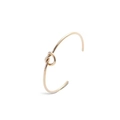 Detailaufnahme eines minimalistischen Armreif mit Knoten-Design in Roségold - Gold