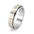 Gedetailleerde close-up van een zilveren spinnerring met gouden sterren en maanmotief - US 5 / Zilver + Gouden Olie
