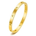 Brazalete de moda en acero de titanio dorado con estrellas caladas y cierre de broche - Dorado
