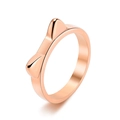 Nahaufnahme des roségoldenen Edelstahlrings mit süßem Katzenohren-Design für Damen - US 5 / Roségold
