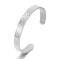 Detailweergave van zilveren armband met gehamerde textuur en open minimalistisch design - Breed Zilver