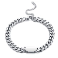 Dettaglio macro del bracciale a catena cubana in argento lucido con piastrina e marchio K18 - 18+5cm / Argento