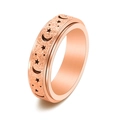 Makro-Detail des Roségold-Spinner-Rings mit sandgestrahlten Sternen- und Mondmustern - Roségold