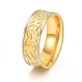 Makro-Detail des zweifarbigen Wikinger-Triquetra-Knotens auf einem antiken Titanstahlring - US 7 / Gold