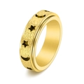 Anello spinner in acciaio dorato con finitura sabbiata opaca e motivi a stella e luna ritagliati - US 5 / Oro