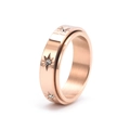 Dettaglio dell'anello rotante oro rosa con motivi a stella e zirconi incastonati - US 5 / Oro rosa