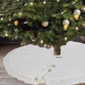 Nahaufnahme der cremeweißen gestrickten Christbaumdecke mit Pompons und Schleifen - Weiß Gestrickte Baumdecke 122 / Weiß