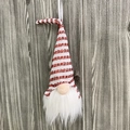 Detailansicht eines Weihnachts-Gnomes mit rot gestreifter Paillettenmütze und Bart - Rot-Weiß Gestreifter Stil