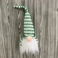 Dettaglio di uno gnomo di Natale con paillettes a righe bianche e verdi da appendere - Gnomo Scandinavo - Righe Verdi