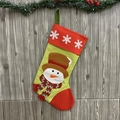 Grande chaussette de Noël avec broderie bonhomme de neige sur un mur en bois - Bonhomme de Neige