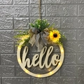 Dettaglio del cartello di benvenuto in legno con LED, girasole e fiocco a quadretti - Hello Traforato con Luce