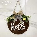 Dettaglio della targa di benvenuto in legno con scritta hello, verde e fiocchi misti - Hello (Base Marrone Scuro) / Nastro Marrone Targa di Benvenuto
