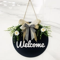 Targa di benvenuto in legno per porta con fiocco di iuta e verde su marmo bianco - Welcome (Base Nera) / Nastro Blu Profondo Targa di Benvenuto