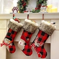 Set di 3 calze natalizie a quadri rossi e neri con ricami di Babbo Natale, pupazzo di neve e alce - Stile Alce