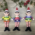 Drei Regenbogen-Weihnachtselfen-Anhänger auf festlichem rustikalem Holzhintergrund - 23*10CM / Rot