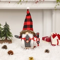 Gnome de Noël avec signe JOY, bonnet à carreaux rouge et noir et barbe blanche - Gnome à Carreaux Rouges et Noirs JOY