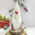 Weihnachtswichtel Puppe mit weißer Waffelmütze und rot-schwarzem Karomuster auf Holz - Rot Schwarz Karierter Gesichtsloser Zwerg / Rot