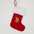Detailaufnahme eines roten gestrickten Weihnachtssockens mit goldener Buchstaben-Stickerei - Buchstabe B
