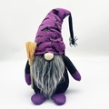 Detalle de un gnomo de Halloween con gorro morado, barba gris y una pequeña escoba de paja - Gnomo de Halloween Sombrero Torcido Púrpura