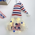 Dettaglio di gnomo decorativo per il Giorno dell'Indipendenza con luci LED e scritta USA - Decorazione Appesa Gnomo Giorno Indipendenza