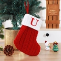 Dettaglio calza di Natale in maglia a trecce rossa con bordo bianco e lettera U - Stile Lettera U (Calzini in Maglia con Lettera Piccola) / 18*14cm