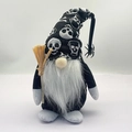 Detalle de gnomo de Halloween de peluche con gorro de calavera y accesorio de escoba - Gnomo de Halloween Negro