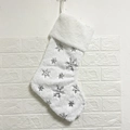 Calcetín navideño de felpa blanca con copos de nieve de lentejuelas plateadas y ribete de piel - 48x32cm / Copo de Nieve de Plata