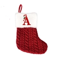 Dettaglio calza di Natale in maglia rossa con bordo in pelliccia e lettera A ricamata - Lettera A