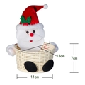 Vista dettagliata del cesto natalizio intrecciato con Babbo Natale in peluche e dimensioni - Babbo Natale / 12*12