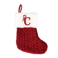 Dettaglio calza di Natale in maglia rossa con bordo in peluche e lettera C ricamata - Lettera C