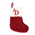 Dettaglio di calza natalizia in maglia rossa con bordo in pelliccia sintetica e ricamo della D - Lettera D