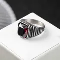 Anello vintage da uomo in acciaio inossidabile con rubino rettangolare e trama - US 7 / Rosso